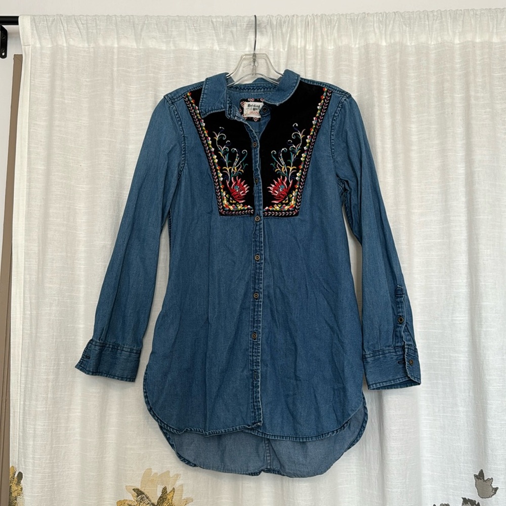 Chambray button-up tunic with micro-corduroy and embroidered breast